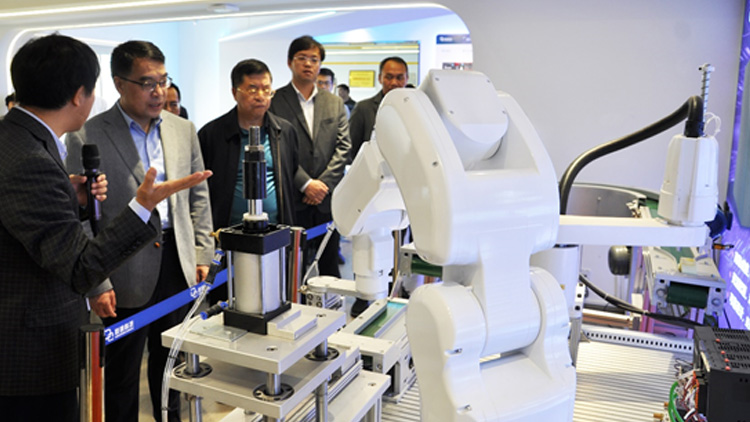 云南省科技厅厅长王学勤调研昆明2121非凡国际科技股份有限公司“卡脖子”手艺攻关情形