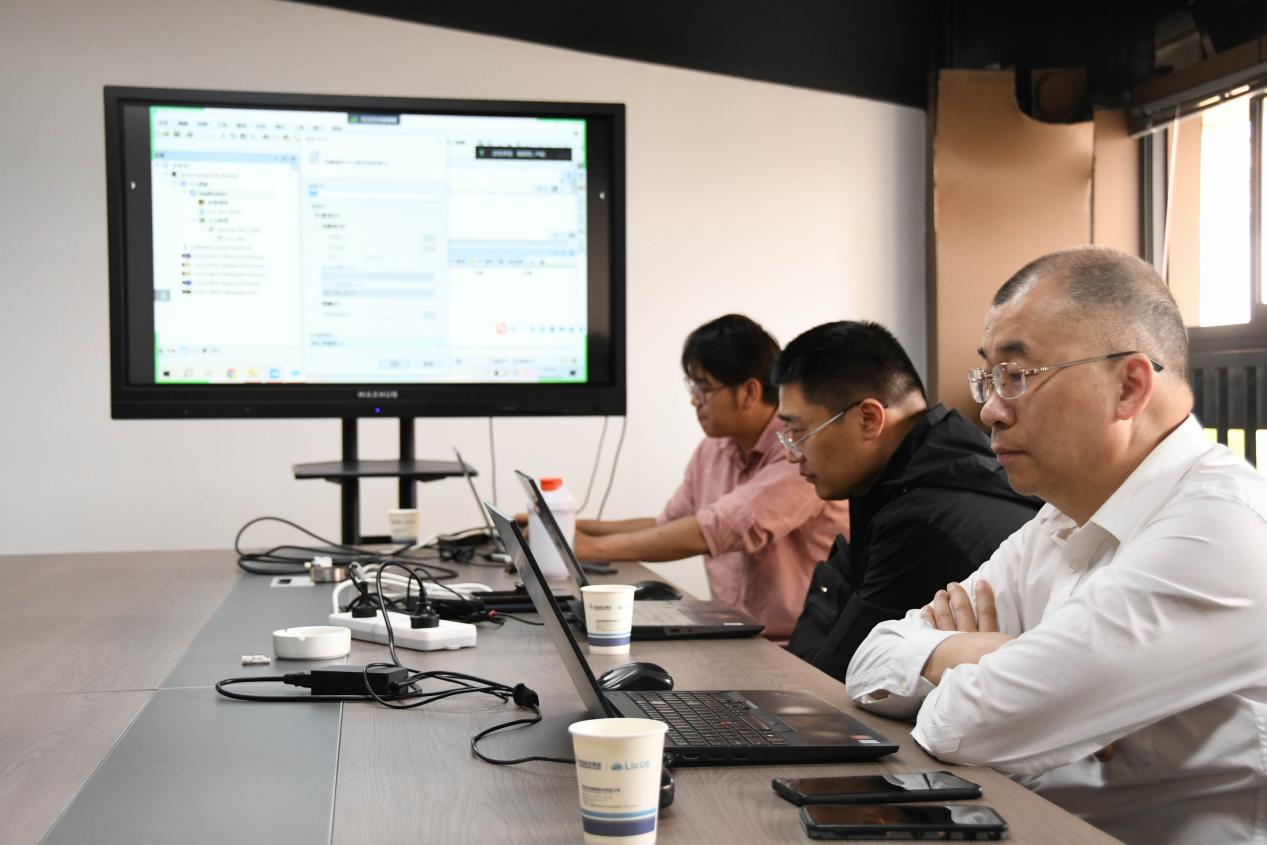 卫华集团考察组测试产品