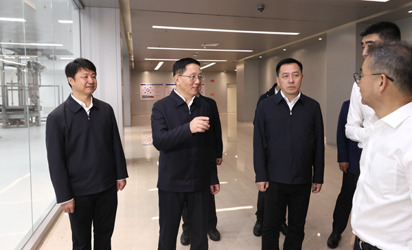 王予波在云南白药集团调研